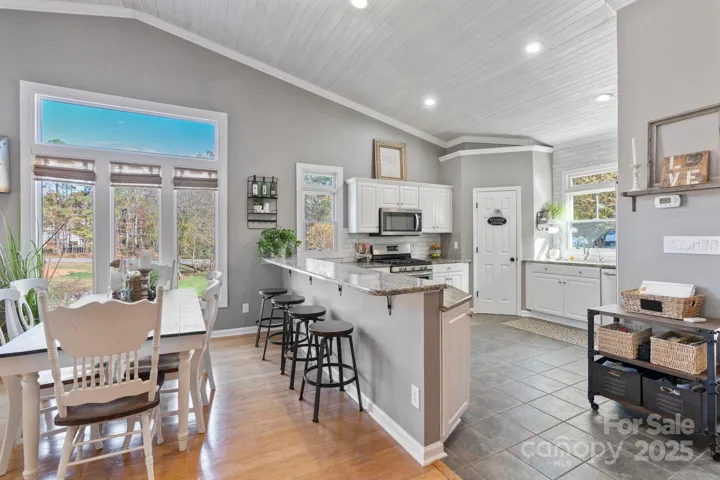 Kitchen & Dining Area