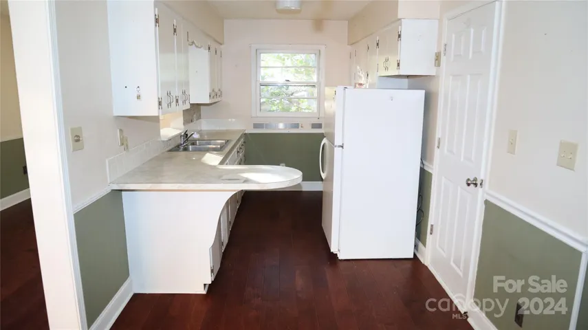 Kitchen with small bar