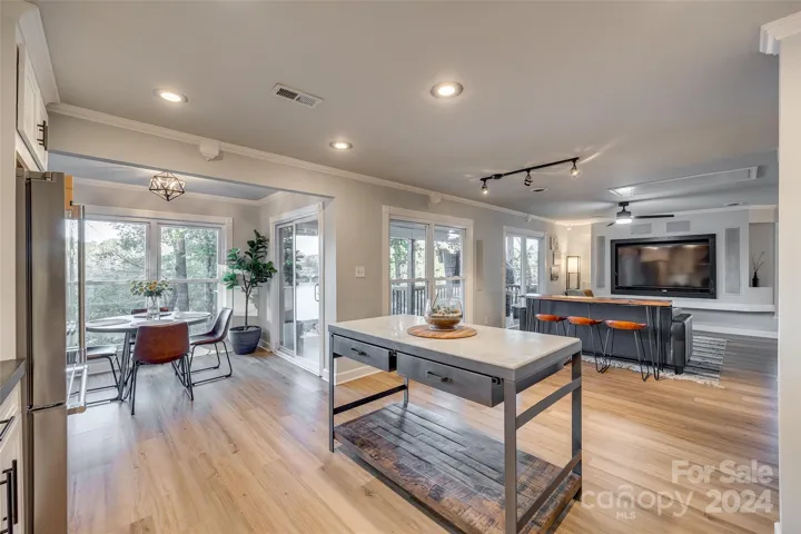 The open design seamlessly connects the breakfast area to the rest of the living space, creating a sense of openness and flow.