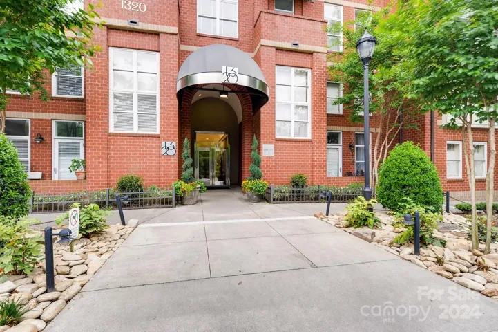Welcome to 1320 Fillmore Avenue in the heart of Charlotte's historic Dilworth neighborhood. Rarely available top floor unit with high end finishes. 1320 Fillmore is a handsome, contemporary mid-rise convenient to shopping, dining, entertainment options.