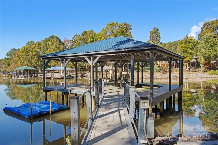 The covered dock is sits on deep water, is absolutely gorgeous and the main body of the lake is under one minute away on your boat!