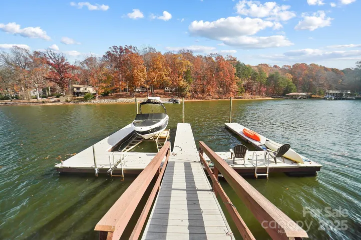 Double Boat Slip with Boat Lift