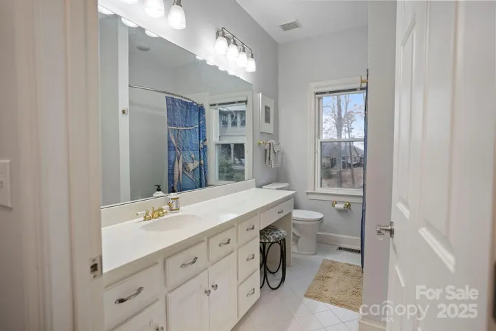 Private guest bath or 2nd primary