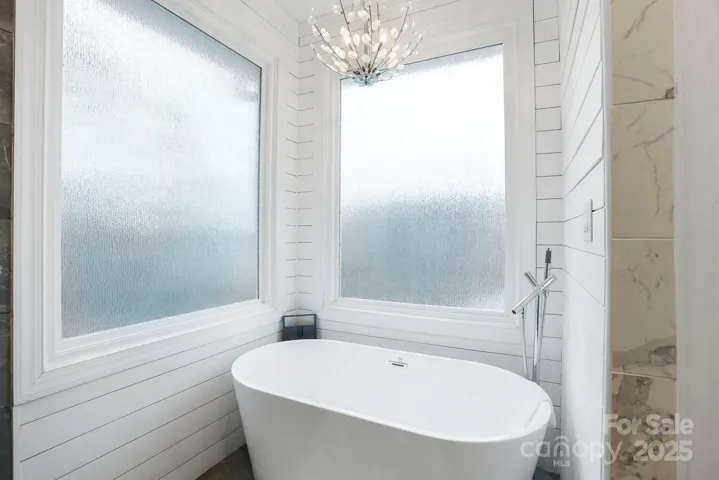 Elegant soaking tub