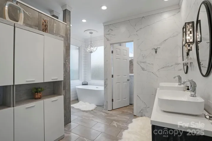 Fully updated primary bath.