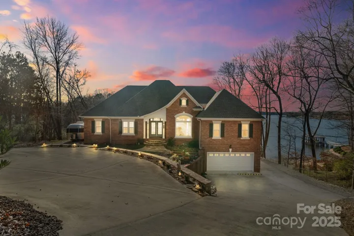 Your Lake Norman retreat awaits! Amazing sunset views, No HOA