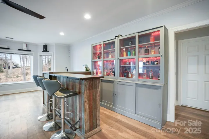 Relax and unwind at your very own bar. Perfect for lake-day entertaining