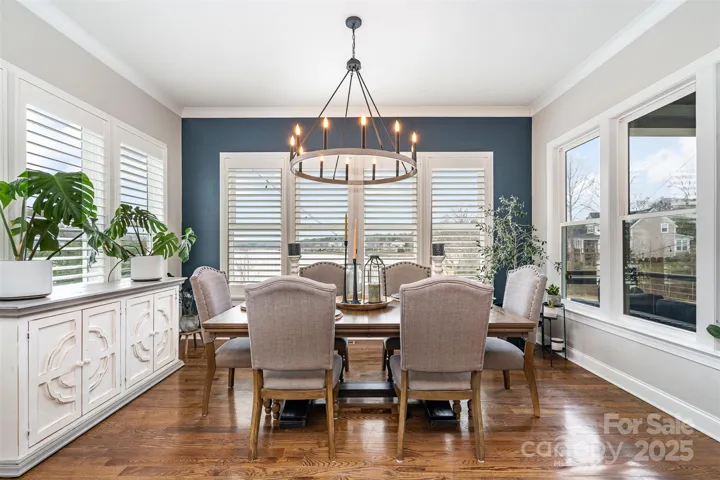 Enjoy your formal dining room creating memories with unforgettable lakeviews.