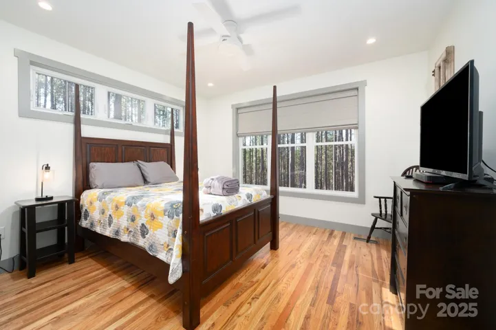 Secondary large bedroom