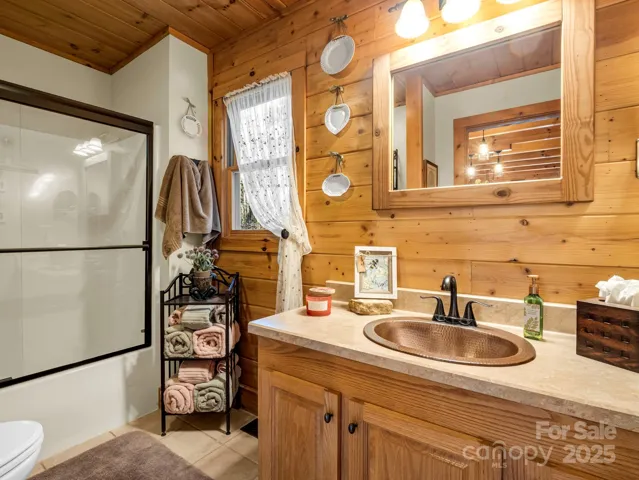 First Floor Full Guest Bath