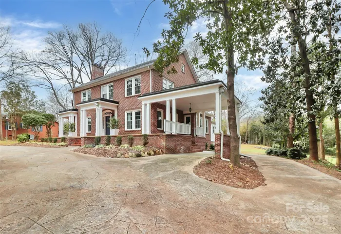 Tons of parking including this beautiful porte-cochere.