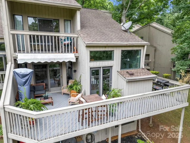 Oversized back deck that over looks the lake and marina
