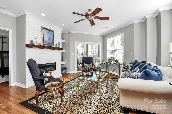 All Windows have NEW Glass!