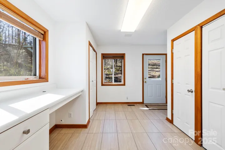 Washer/dryer in closet to the right