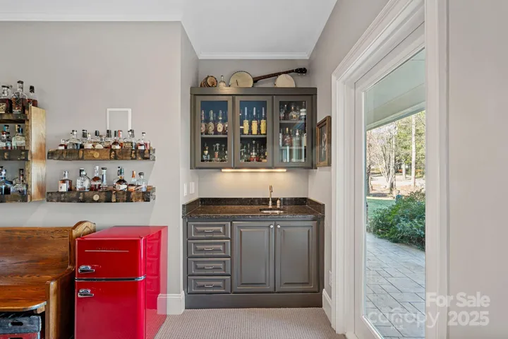 Built-in wet bar
