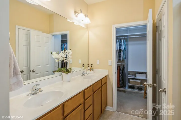 Dual Sinks and plenty of Storage