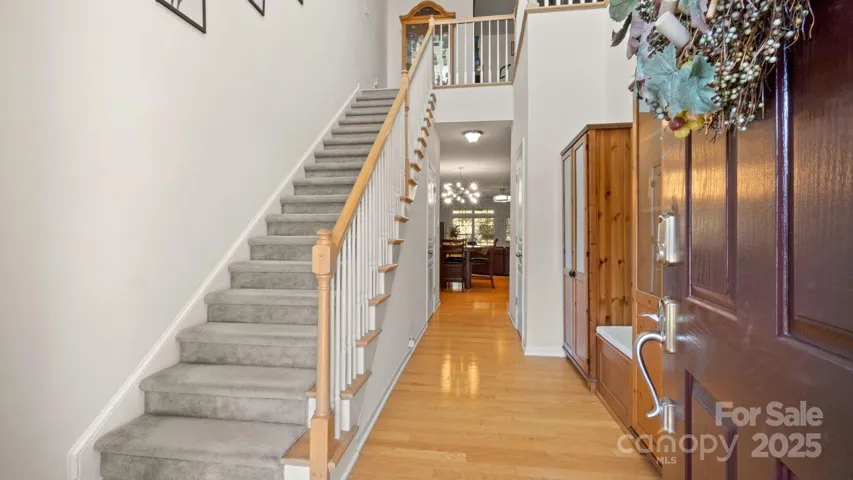 Light, bright grand 2-story entry