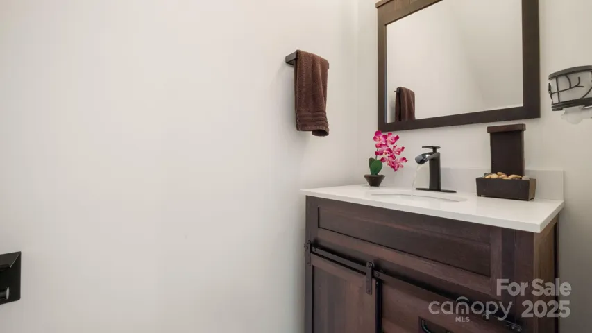 Elegantly updated 1/2 bath