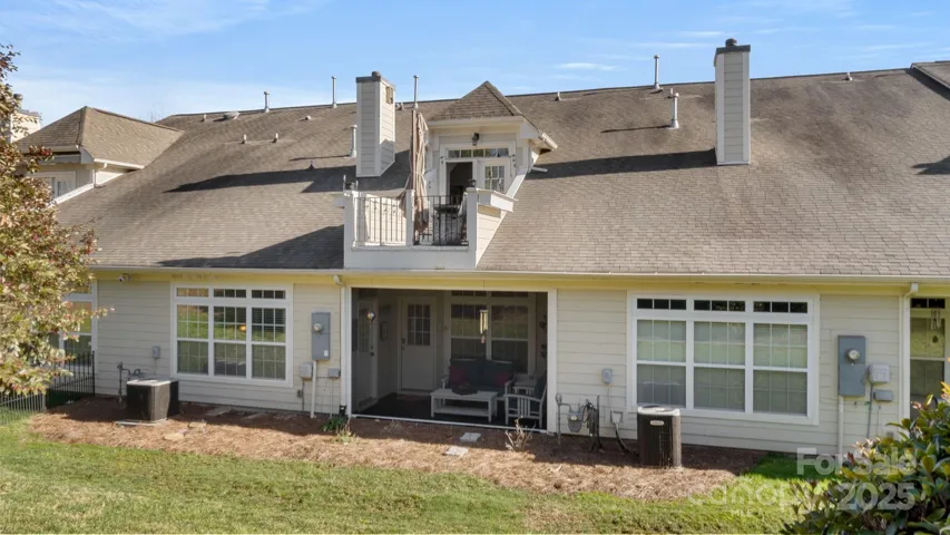 2 amazing outdoor living spaces: screened porch and rooftop terrace!
