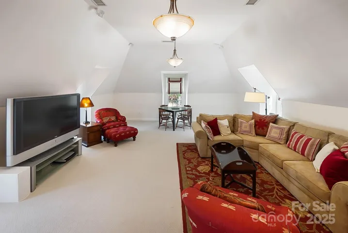 Huge bonus room with full bath