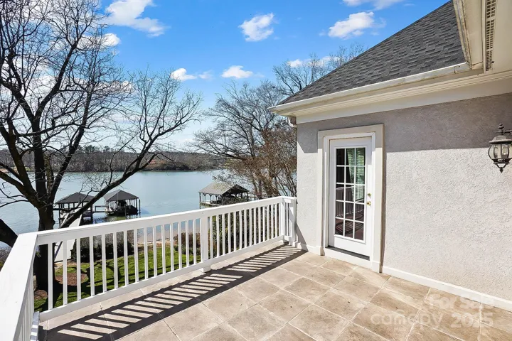 Relax & live outdoors on the balcony