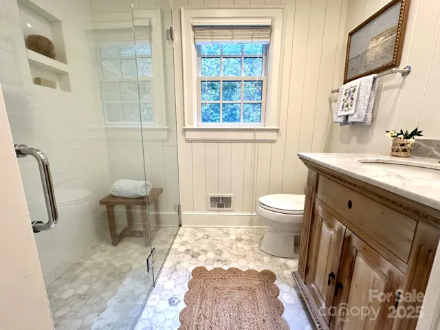 Secondary full bath main floor
