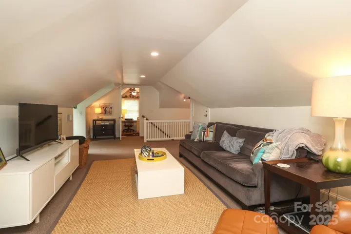 Second floor bonus room Carriage/Guest house
