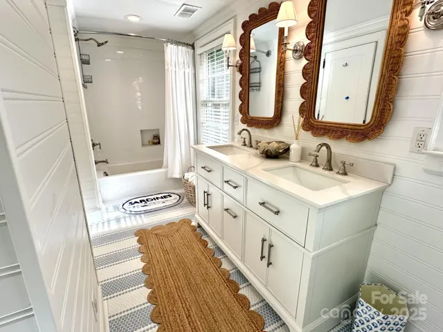 Hall bath level 2