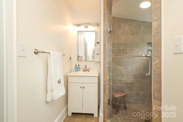 Hall bath level 2, Carriage/Guest house