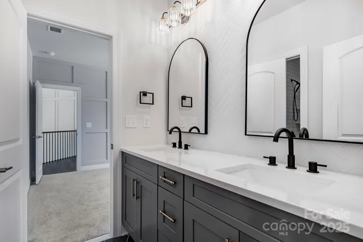 Ensuite Bath - Jack & Jill