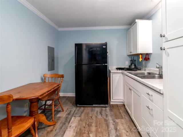 Kitchen area in bonus/2nd law suite
