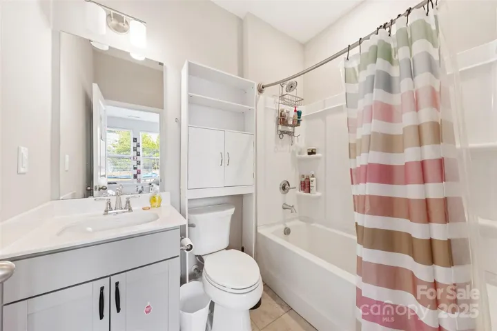 Ensuite bath (guest)