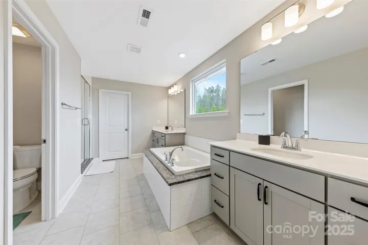 Ensuite bath (primary)
