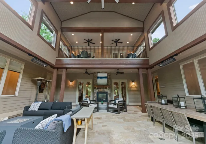 Screened in living area