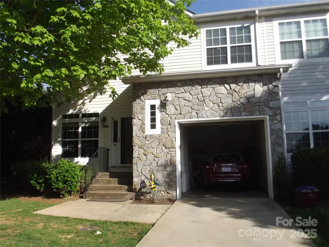 Front of Townhouse w/Single Garage