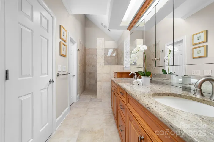 Primary En-Suite Bath