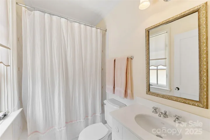Pretty en suite bathroom within Bedroom 4.