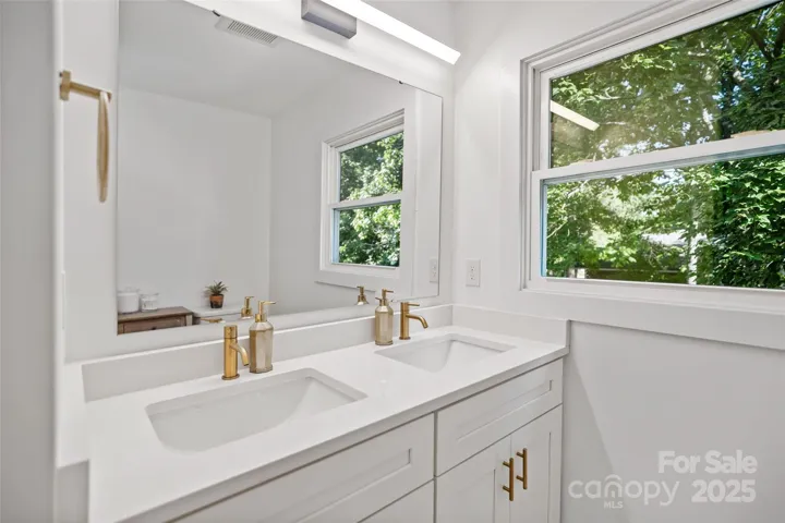 Dual vaniities in the full bath