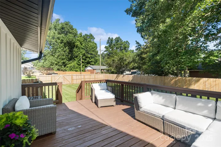 WOW! This back deck!!