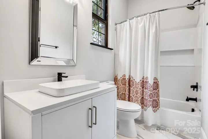 En-suite bath with shower/tub combo