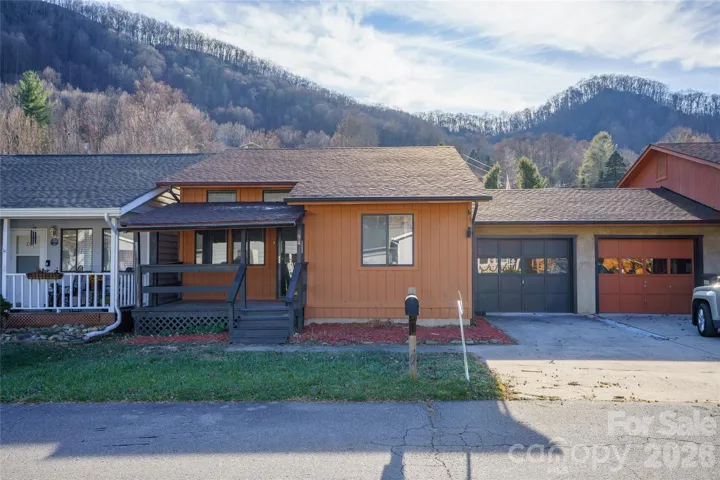 NEw ROOF - Mountain views - garage and parking