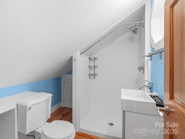 Full bath on the upper level