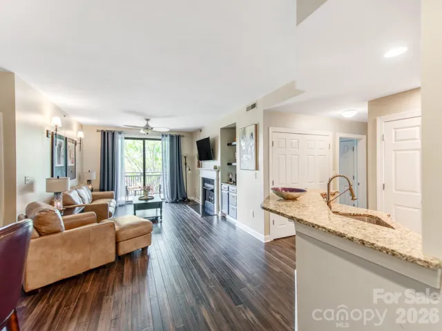 updated condo w/ newer flooring