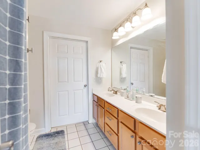 primary bathroom w/ dual vanities & large closet