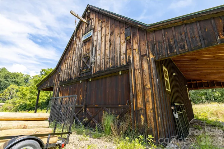 Spacious barn with two levels and abundant storage. 