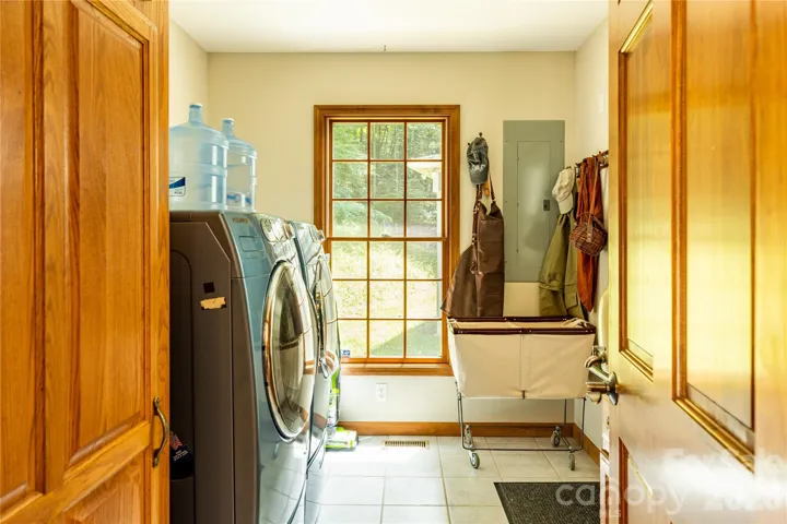Laundry room in mudroom off side entrance