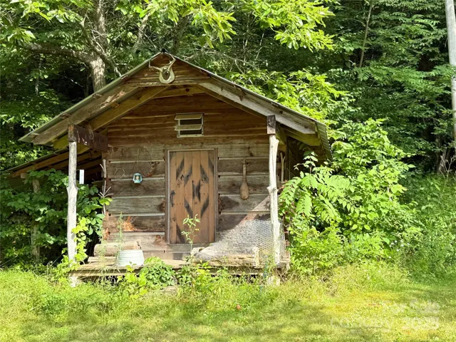 Nostalgic mountain cabin for use or storage