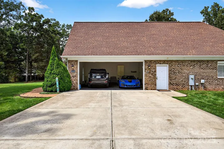 Oversized 2 car garage