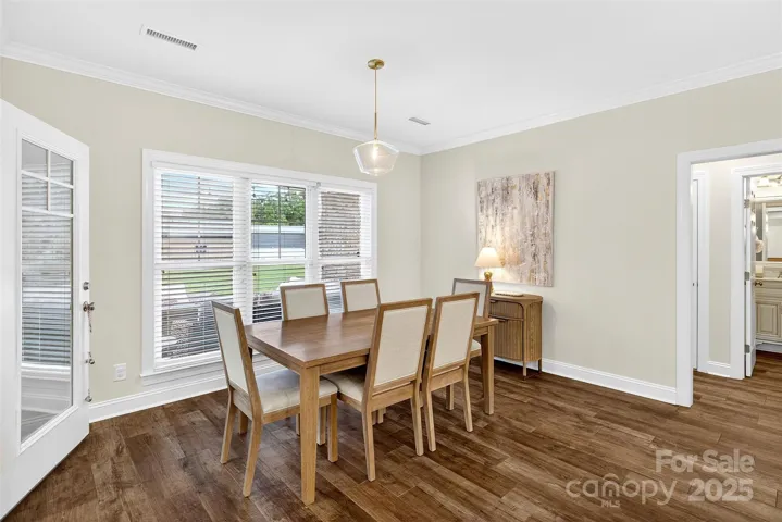 Breakfast table area