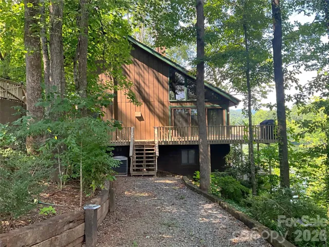 Waterfront LakeHouse with Mountain Views inside the gate at Rumbling Bald